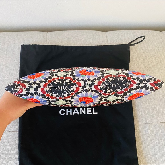SOLD 🌟Chanel Limited Edition Dubai Cruise Clutch - Picture 3 of 15
